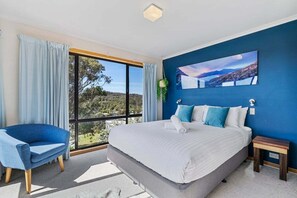 4 عدّة غرف نوم وواي فاي مجانًا وملاءات أسرّة