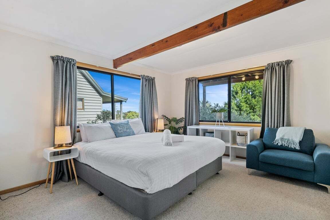 Une chambre moderne avec un grand lit, un bureau et un canapé.