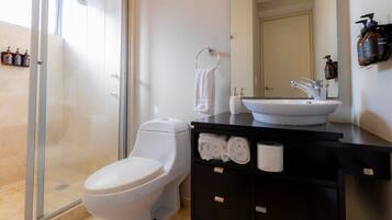 Badewanne, Haartrockner, Handtücher, Seife
