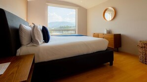 A bedroom with a bed, a dresser, a mirror, and a window with a view. - Capitalia | Near to ABC Hospital with Gym/Parking (Ciudad de México)