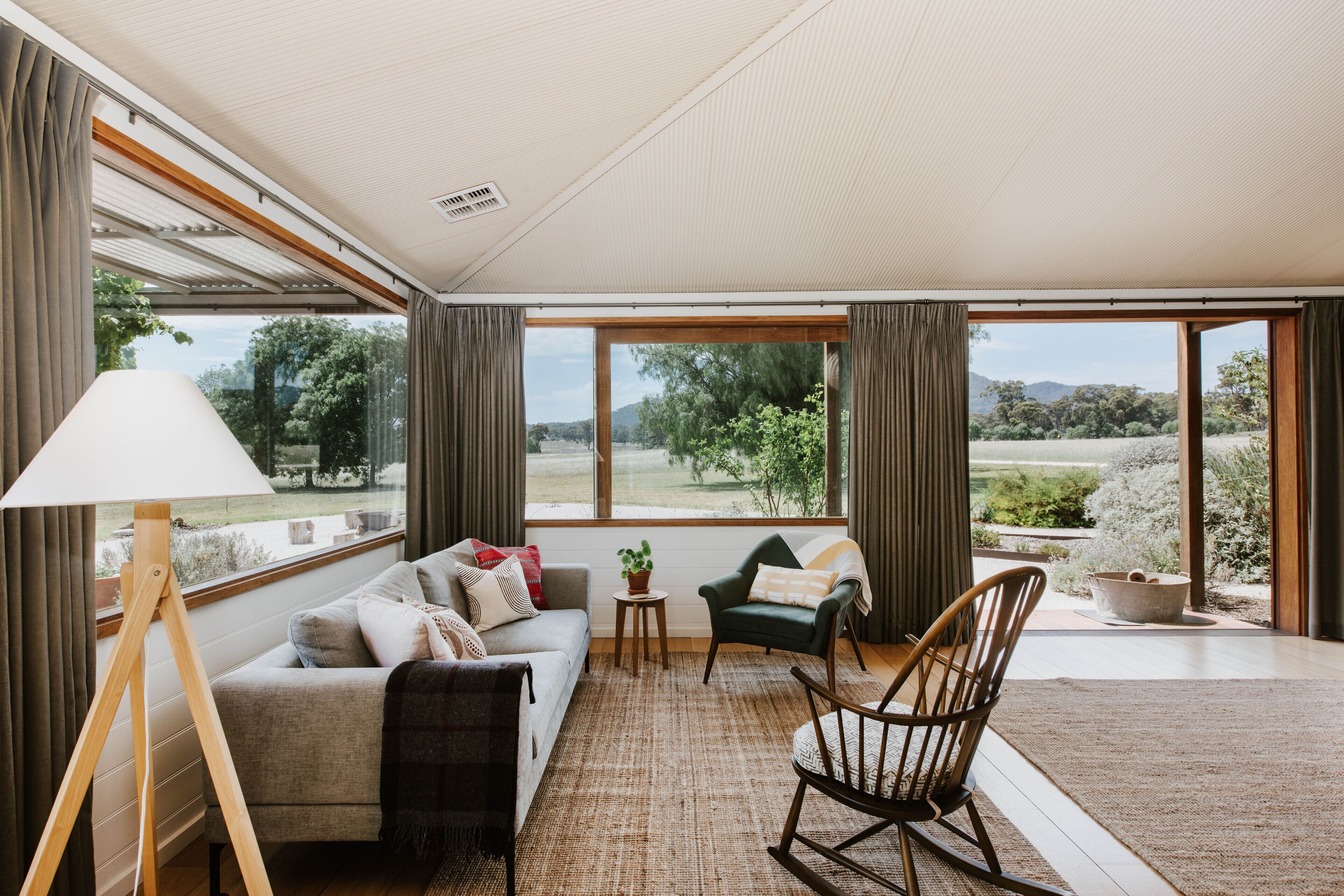 Televisión, chimenea, tenis de mesa y libros 