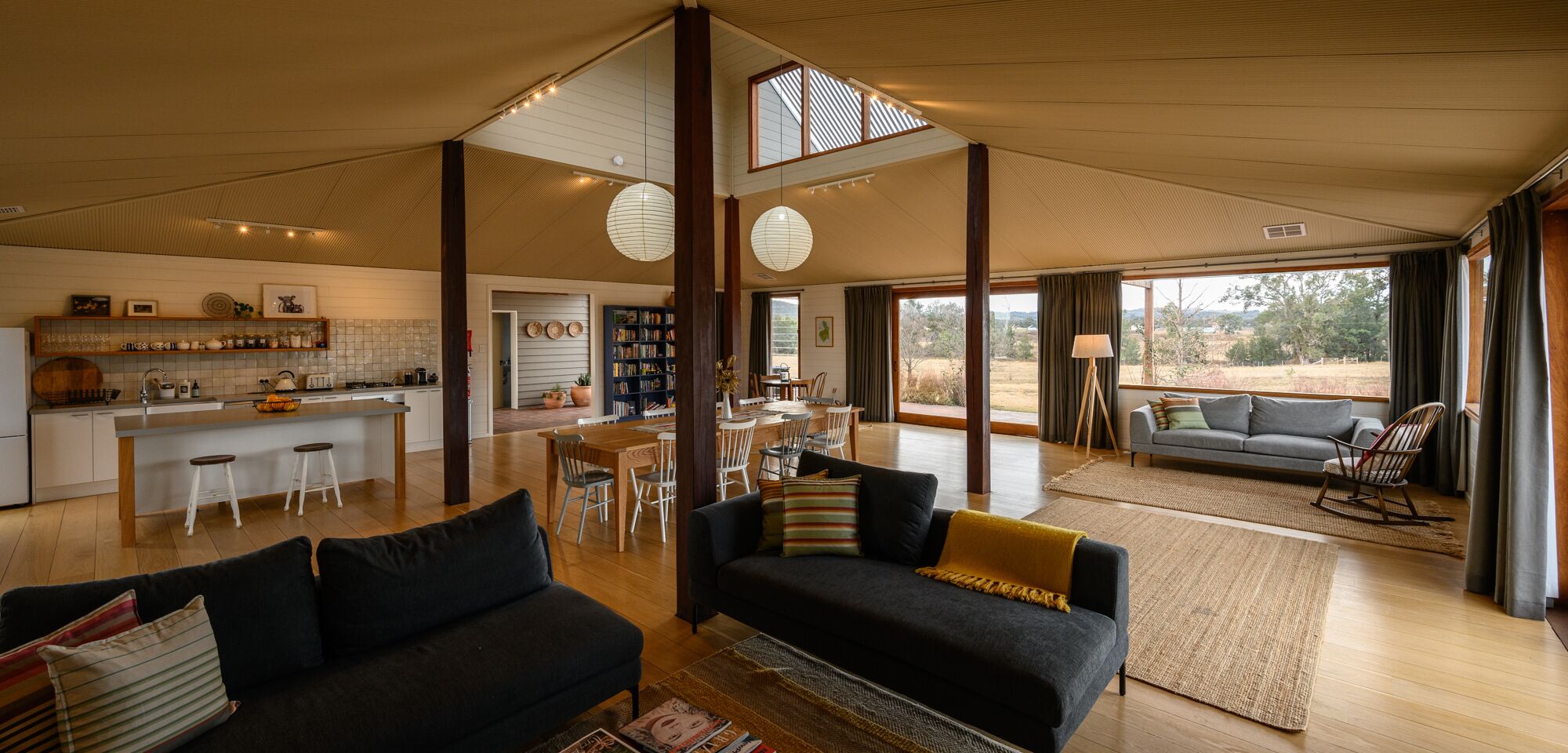 Televisión, chimenea, tenis de mesa y libros 