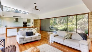 Smart TV, fireplace, DVD player, books - Calanthe Acreage - Doonan (Doonan)