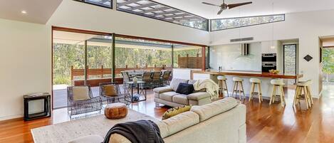 Smart-tv, een open haard, een dvd-speler en boeken