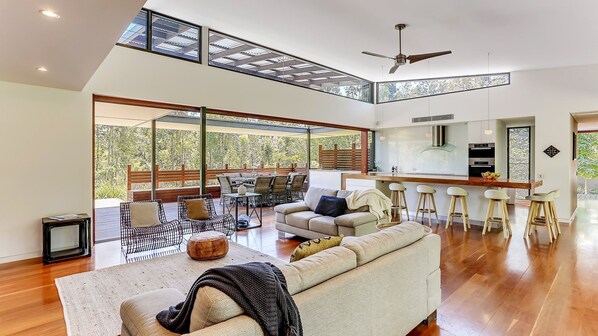 Smart TV, fireplace, DVD player, books - Calanthe Acreage - Doonan (Doonan)