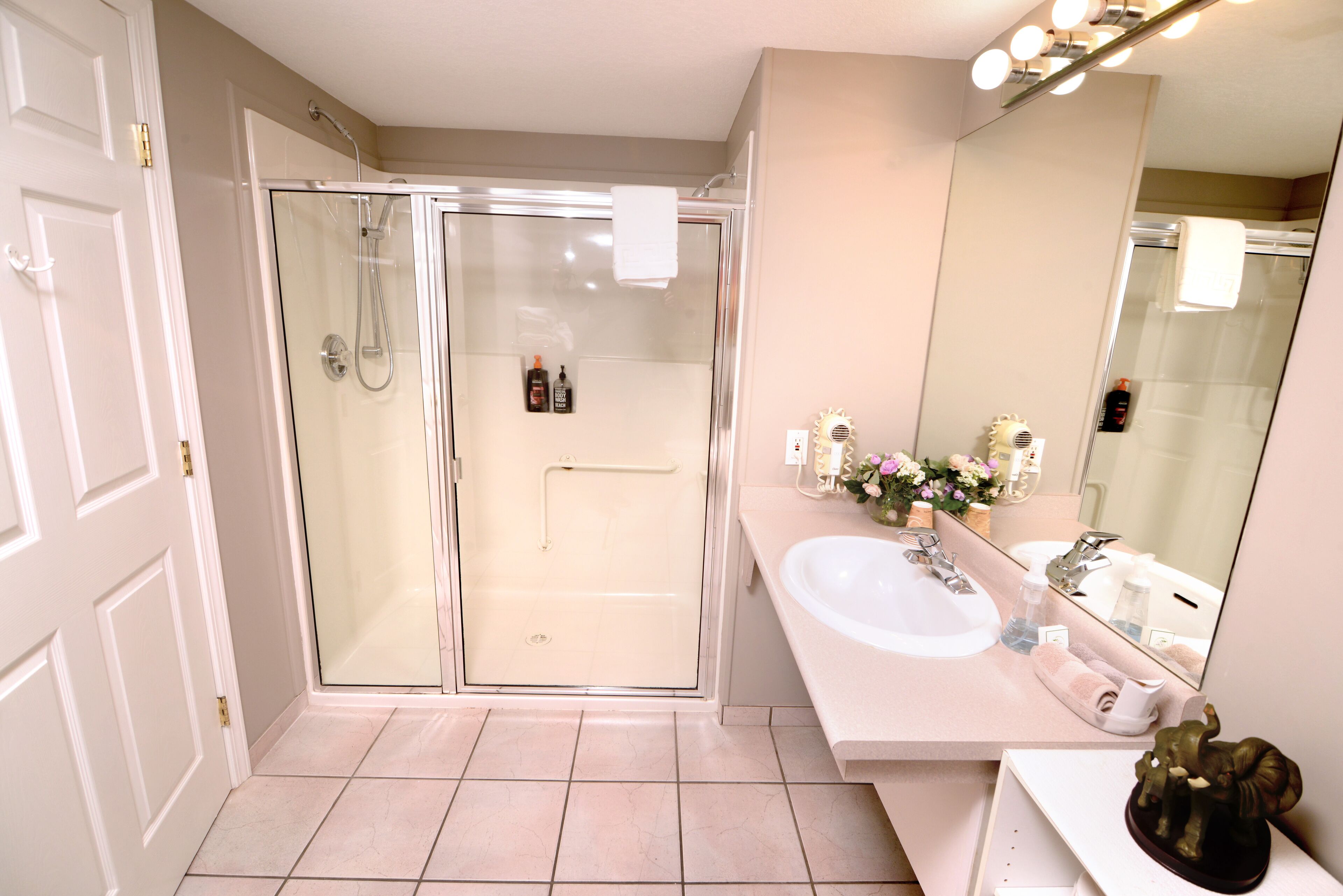 room, 1 queen bed, kitchenette, oceanview (private balcony) | bathroom | combined shower/bathtub, deep-soaking bathtub, free toiletries