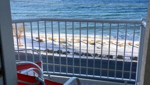 Un balcón con vista al océano y a la playa.