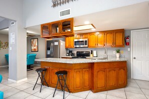 Kylskåp, mikrovågsugn, ugn och spishäll