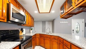 Refrigerador, microondas, horno y parrilla de estufa 