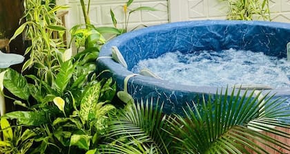 Arboleda's House-By the River, Forest, Gardens with Jacuzzi and A/C