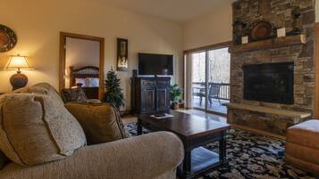 Smart TV, fireplace, DVD player, table tennis