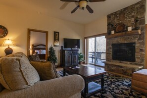 Smart TV, fireplace, DVD player, ping pong