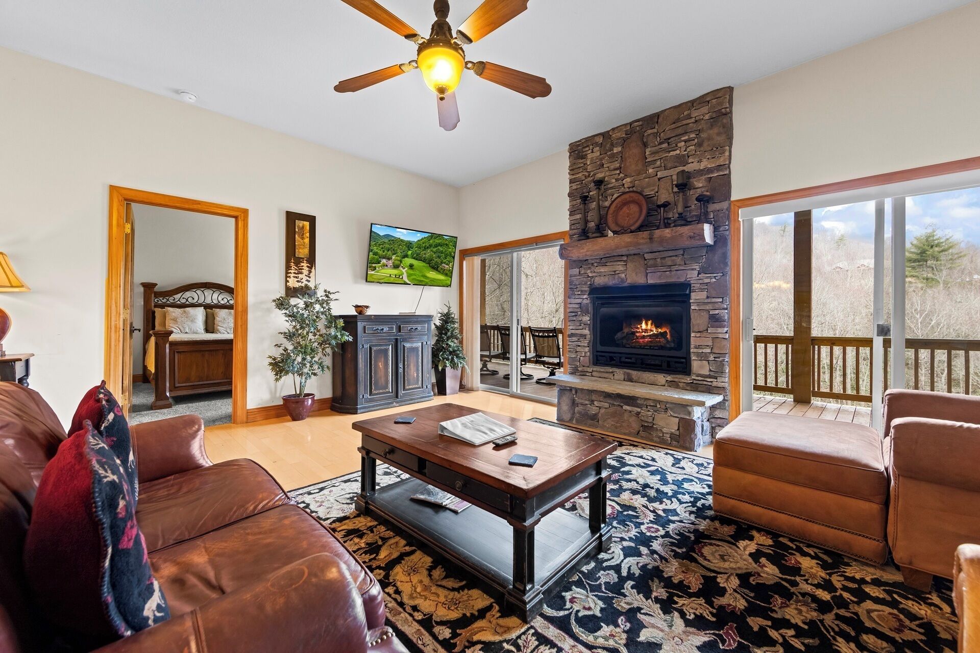 Smart TV, fireplace, DVD player, table tennis