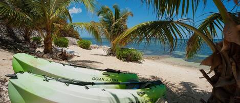 En la playa, sillas reclinables de playa, toallas de playa