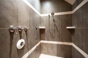 Regadera, toallas, jabón, shampoo 