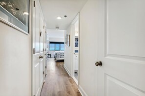 Interior - XPLORIE ACTIVITIES & LINENS INCLUDED*! Direct Oceanfront Upgraded Plaza 2BR/Enclosed Den Condo (Ocean City)