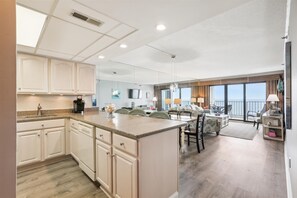 Interior - XPLORIE ACTIVITIES & LINENS INCLUDED*! Direct Oceanfront Upgraded Plaza 2BR/Enclosed Den Condo (Ocean City)