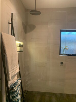 Hair dryer, bathrobes, towels, shampoo - Private , tranquil cosy retreat with massage chair-l (Melbourne)