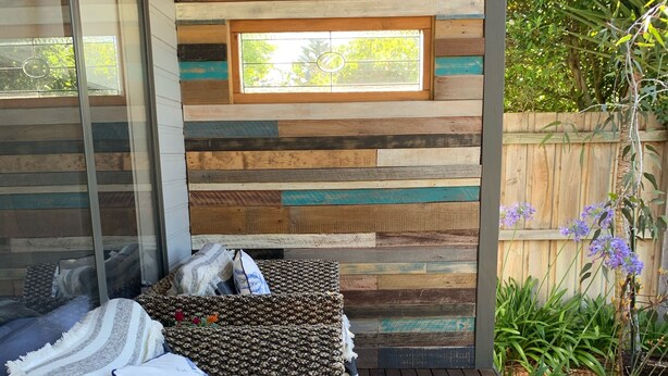 A covered outdoor seating area with wicker furniture and a wooden deck. - Private , tranquil cosy retreat with massage chair-l (Melbourne)