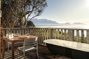 Outdoor dining - Studio apartment with panoramic mountain and sea views (Kaikoura)