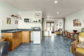 Fridge, microwave, oven, stovetop - Studio apartment with panoramic mountain and sea views (Kaikoura)