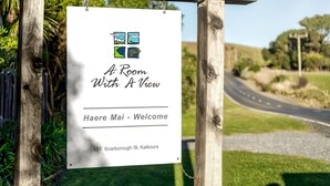 Un letrero para 'A Room With A View' en Haere Mai - Welcome, ubicado en el número 131 de la calle Scarborough, Kaikoura.