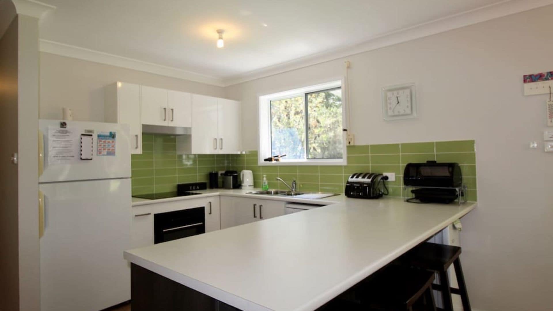 Kjøleskap, mikrobølgeovn, ovn og kokeplater