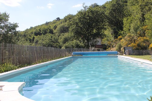 Hermosa casa de campo con piscina privada. Jardín muy espacioso