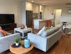 Smart TV - Luxurious Townhouse 2BR 2.5BATH (Doncaster)