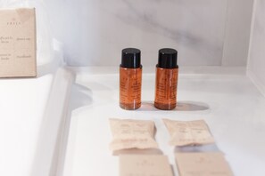 淋浴/盆浴组合、按摩浴缸、吹风机、坐浴桶