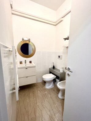 Combined shower/bathtub, jetted bath, hair dryer, bidet - Large apartment in the center of the Vatican area (Roma)