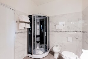 Combined shower/bathtub, jetted bath, hair dryer, bidet - Large apartment in the center of the Vatican area (Roma)