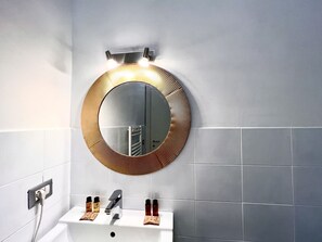 淋浴/盆浴组合、按摩浴缸、吹风机、坐浴桶