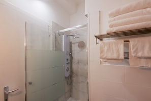 Bañera con ducha, bañera de hidromasaje, secador de pelo, bidet