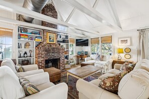 Télévision, cheminée