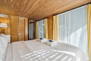 4 bedrooms, iron/ironing board, free WiFi, bed sheets