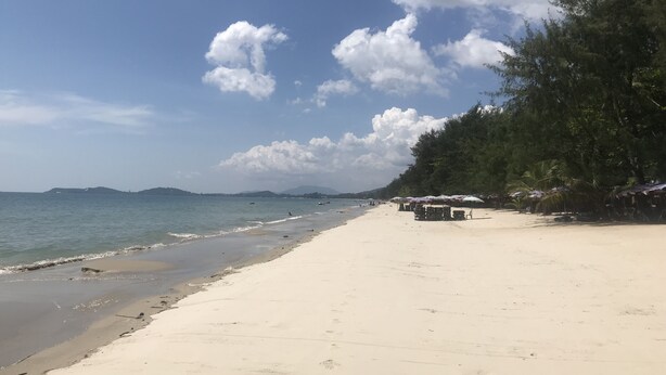 在海灘附近、沙灘巾