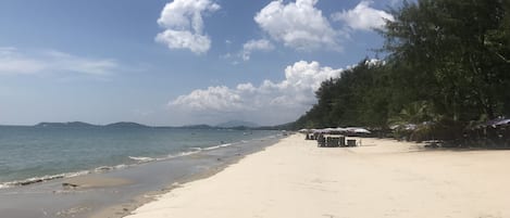 Una playa cerca, toallas de playa