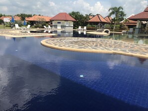 Outdoor pool - Villa Bali Residence (Rayong)