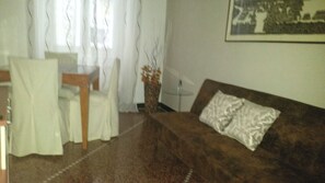 TV, stereo - "LA CHIABRETTA" (010025-LT-1098) - historic center of Genoa (Genova)