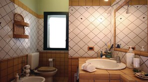 Bruser, hårtørrer, bidet, håndklæder