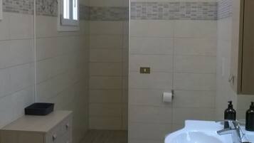 Dusche, Haartrockner, Bidet, HandtĂŒcher