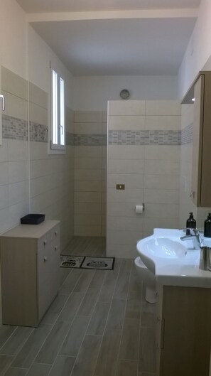 Douche, sèche-cheveux, bidet, serviettes fournies