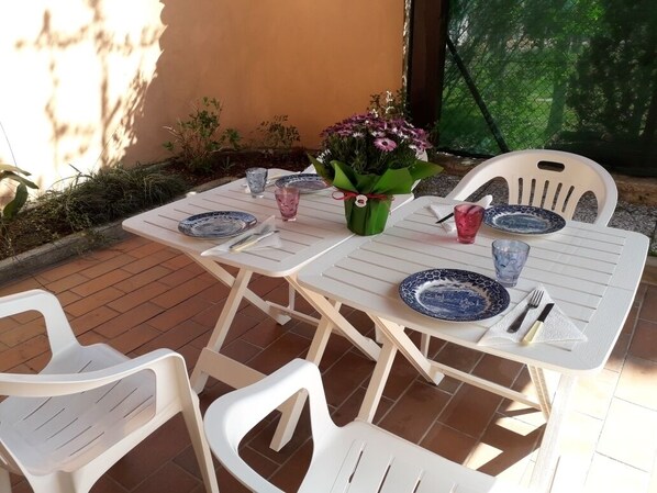 Outdoor dining - House Rita Lake Maggiore, Ispra (Ispra)