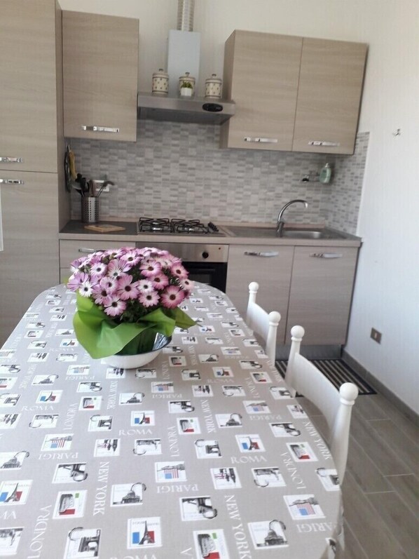 ثلاجة، ميكروويف، فرن، موقد طهي مسطح