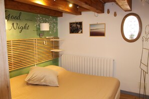 2 slaapkamers, een bureau, een strijkplank/strijkijzer, gratis wifi