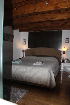 2 habitaciones, escritorio, tabla de planchar con plancha y wifi gratis 
