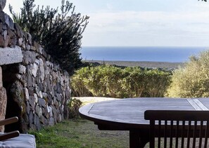 Outdoor dining - Villa for 8/9 people, sea view, 4 bedrooms, 2 bathrooms, large private garden (Sant'Antioco)