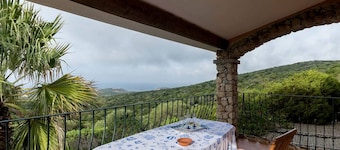 Villa for 8/9 people, sea view, 4 bedrooms, 2 bathrooms, large private garden