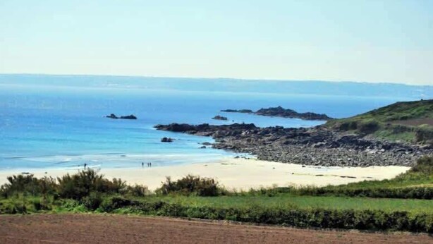 A coastal landscape with a sandy beach, rocky outcrops, and a clear view of the sea. - Historical Churchtown House - Whole House (Perranuthnoe)